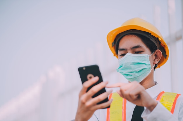 Vorarbeiter mit mobilem Smartphone vor Ort Bau