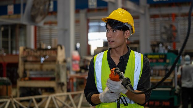 Vorarbeiter- oder Arbeiterkontrolle Industriekran Hersteller Lieferant für das Laden in der Fabrik Produktionslinie Training Up Skills Werkstattladen mit Kran