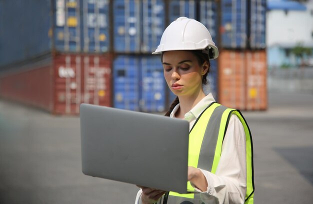 Vorarbeiter steuern Industriecontainer-Frachtfrachtschiffe in der Industrie Transport und Logistik