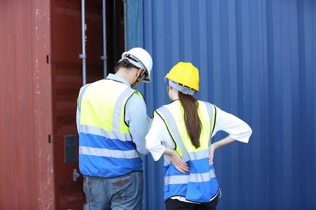 Vorarbeiter steuern Industriecontainer-Frachtfrachtschiffe in der Industrie Transport und Logistik