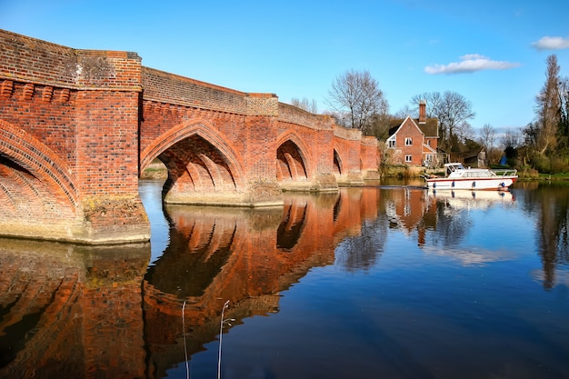 Vorbei an der Clifton Hampden Bridge