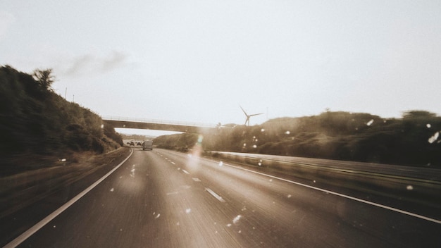 Vorbei an Windmühlen auf einem Roadtrip