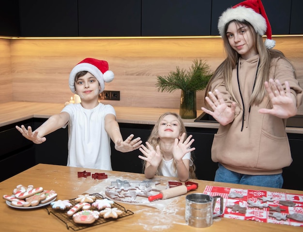 Vorbereitung auf die Weihnachtsferien. Kinder bereiten Lebkuchen in der Küche zu