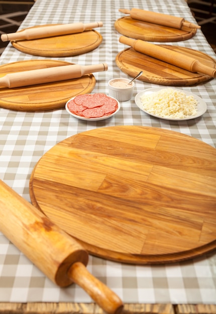 Vorbereitung auf einen Meisterkurs zum Kochen von Pizza in der Küche in einem Café. Pizza backen in der Pizzeria.