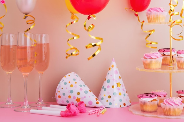 Vorbereitung auf Geburtstagsfeier Attribute des Urlaubs auf rosa Hintergrund