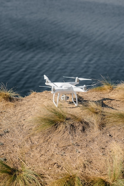 Vorbereitung auf Tests und Fliegen einer Drohne am Strand. Anpassung.