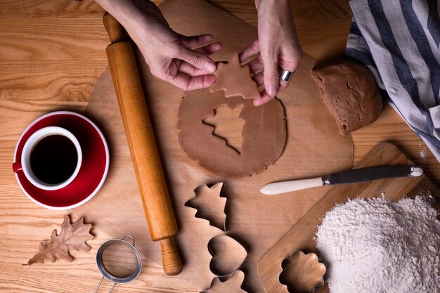 Vorbereitung auf Weihnachten. Mädchen bereitet Lebkuchen zu. Hände im Rahmen