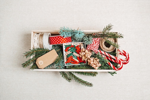 Vorbereitung auf Weihnachtsfeiertage Weihnachtsgeschenkverpackung Partyzeit mit bunten Papierschleifen und