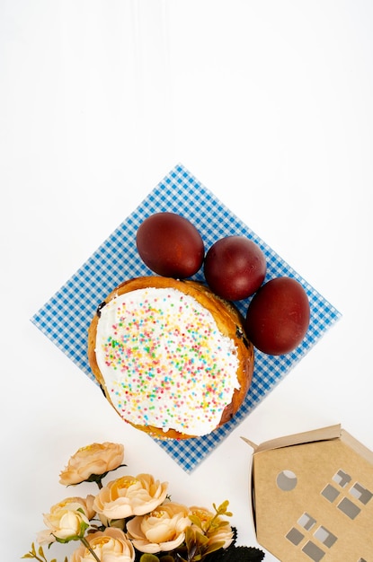 Vorbereitung für die Feier von Ostern. Hausgemachter Kuchen und rot gefärbte Eier. Studiofoto