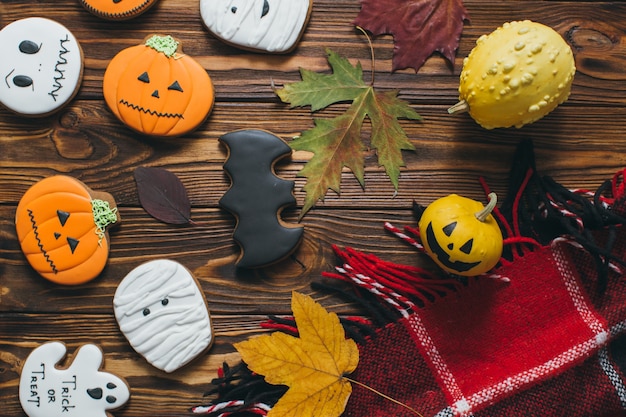 Foto vorbereitung für halloween: herbst-dekor, kürbisse, schottenkaro, blatt und lebkuchen.