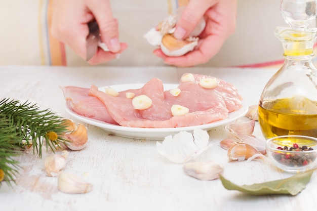 Vorbereitung Hühnerbrust mit Knoblauch auf Teller