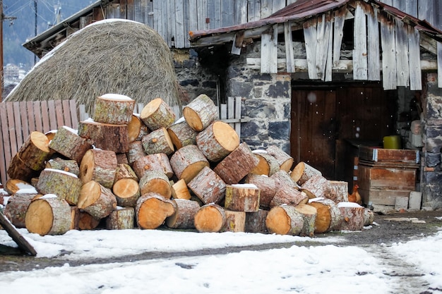 Foto vorbereitung von brennholz für den winterbrennholzhintergrund
