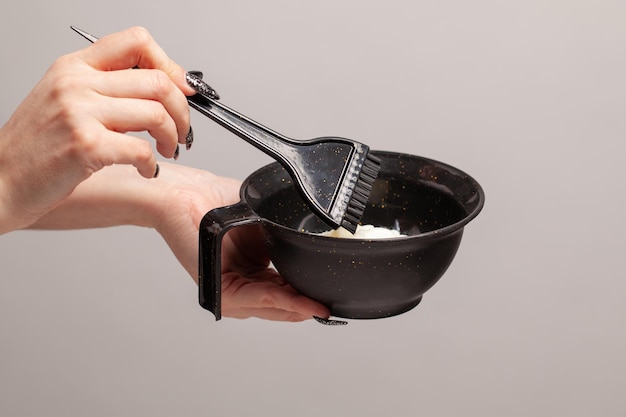 Vorbereitung von Haarfärbemitteln Bei der Vorbereitung einer Haarfärbung in einem Behälter