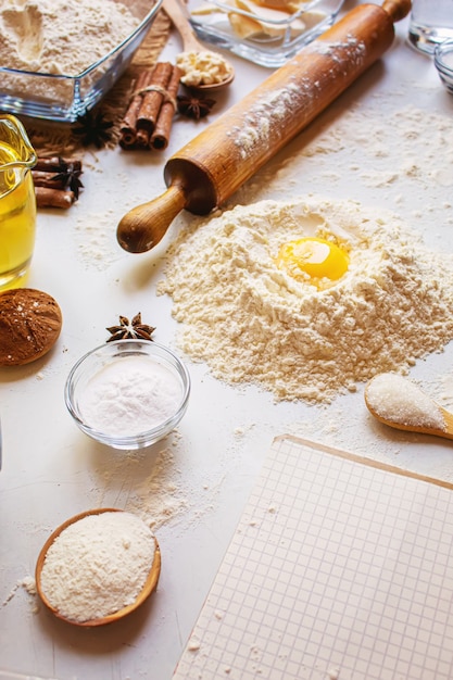 Vorbereitung zum Backen. Kulinarisches Konzept. Ansicht von oben. Essen mit selektivem Fokus