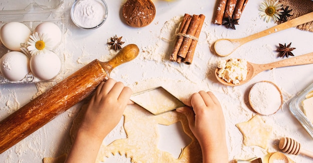 Vorbereitung zum Backen. Kulinarisches Konzept. Ansicht von oben. Essen mit selektivem Fokus