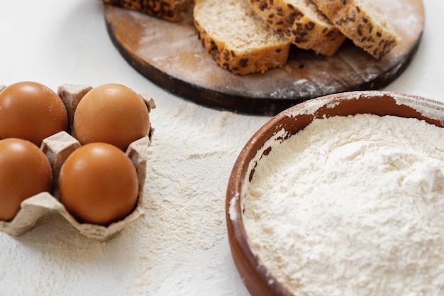 Vorbereitung zum Backen von Eiern und Mehl auf weißem Hintergrund