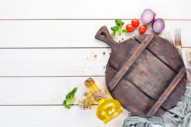 Vorbereitung zum Kochen Gewürze Gemüse Küchenbrett Draufsicht freier Kopierplatz