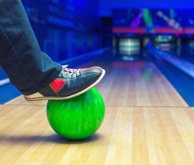 Vorbereitung zum Schlag auf eine Bowlingkugel