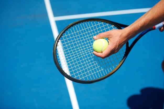 Vorbereitung zum Servieren Aufnahme eines Tennisspiels an einem sonnigen Tag