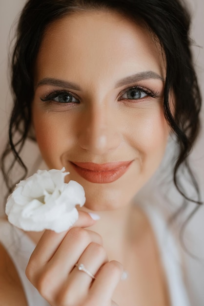 Vorbereitungen für die Braut mit dem Anziehen des Brautkleides