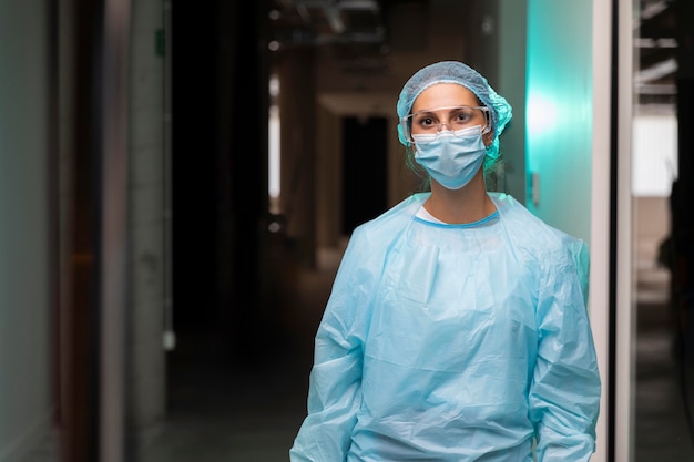 Foto vorderansicht arzt mit medizinischer maske und kopierraum