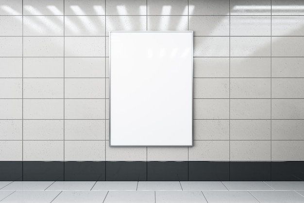 Vorderansicht auf leerem weißem Poster mit Platz für Ihr Logo oder Text auf heller, glänzender Keramikwand mit Lampenreflexion über hellgrauem Boden in leerer U-Bahn-Halle 3D-Rendering-Attrappe
