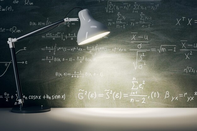 Vorderansicht auf Tafel mit mathematischen Formeln Hintergrund mit Platz für Produktpräsentation beleuchtet durch weiße Tischlampe 3D-Rendering-Mock-up