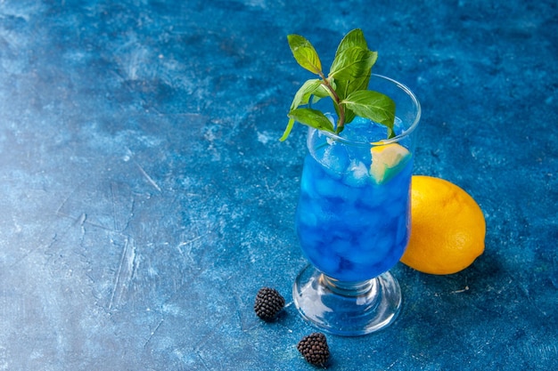 Vorderansicht blaue kühle Limonade mit Eis auf blauem Hintergrund Wasser kalter Saft Cocktailbar trinken Fruchtfarbe