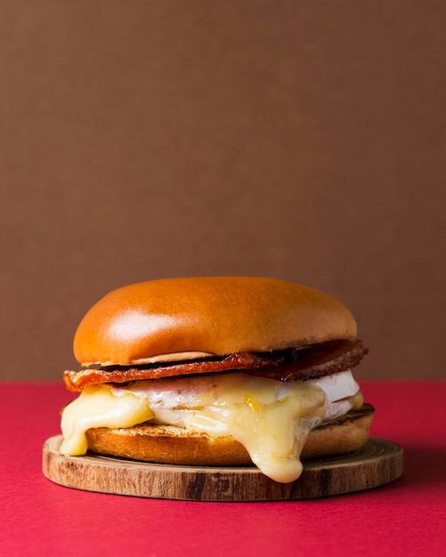 Vorderansicht Burger auf Holzstück