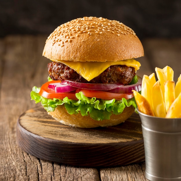 Vorderansicht Burger auf Schneidebrett mit Pommes