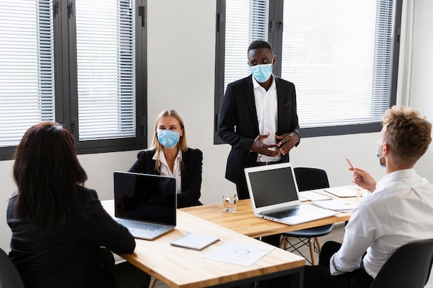 Foto vorderansicht der arbeit während des covid-konzepts