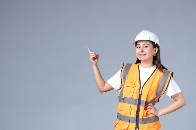 Vorderansicht der Baumeisterin in Uniform auf grauer Wand