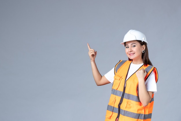 Vorderansicht der Baumeisterin in Uniform auf weißer Wand