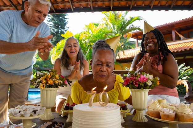 Foto vorderansicht der familie, die gemeinsam geburtstag feiert