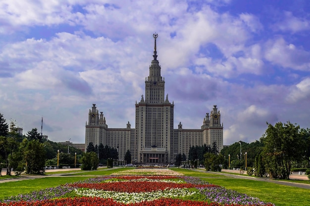 Vorderansicht der Fassade der Staatlichen Universität Moskau