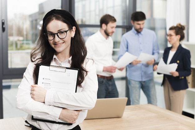 Foto vorderansicht der frau im büro bereit, ein vorstellungsgespräch zu halten