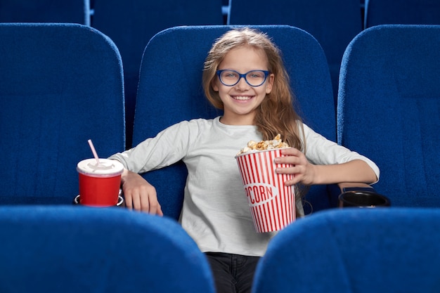 Vorderansicht der Frau in den Gläsern im Kino