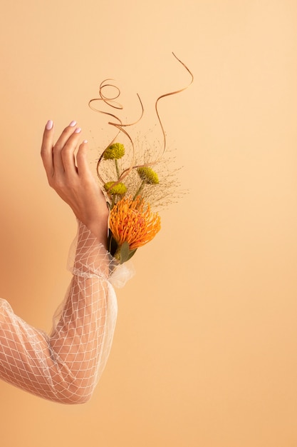 Vorderansicht der Frauenhand mit Blumen zum Valentinstag