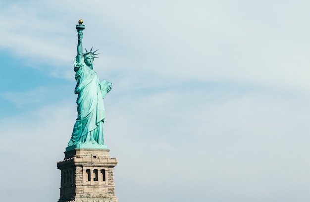 Vorderansicht der Freiheitsstatue in New York mit blauem Himmel und Kopienraum für Text