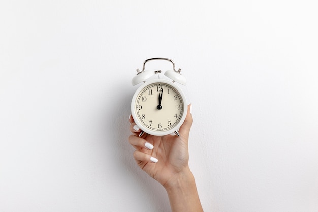 Foto vorderansicht der hand uhr mit kopienraum halten