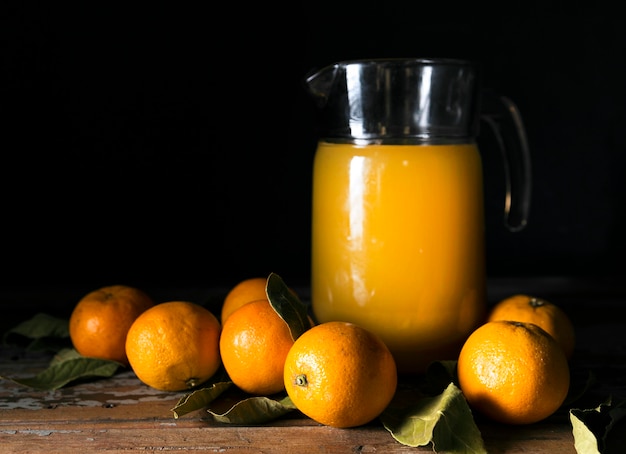 Foto vorderansicht der herbstorangen mit saft