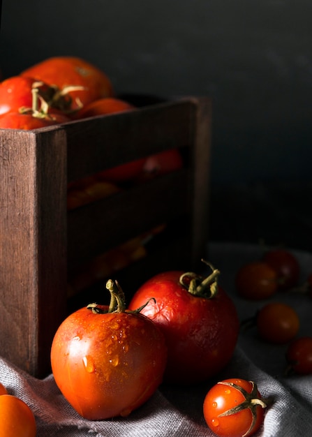 Foto vorderansicht der herbsttomaten mit kiste