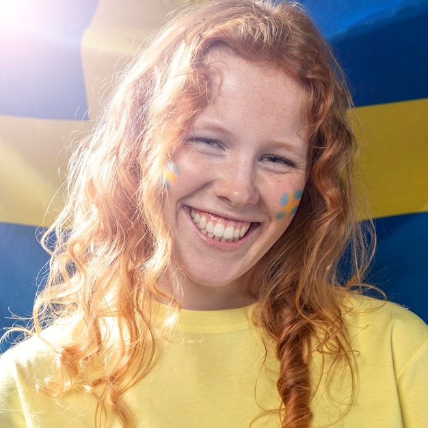 Foto vorderansicht der smiley-frau mit schwedischer flagge