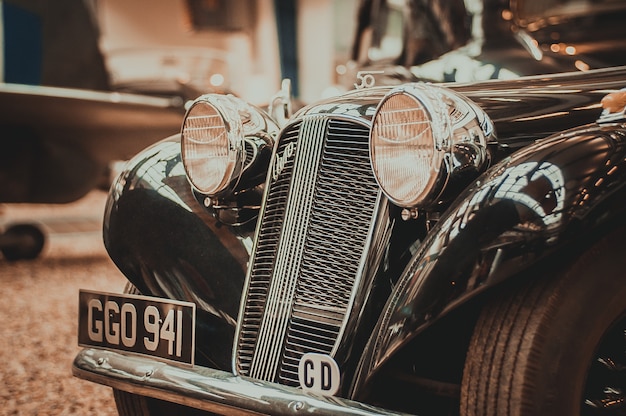 Foto vorderansicht des alten retro- autos über die scheinwerfer und den grill.