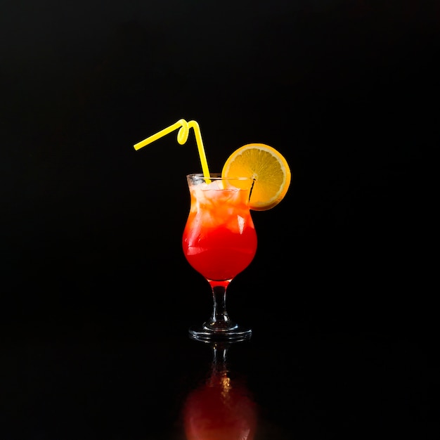 Foto vorderansicht des cocktailglases mit orange und stroh