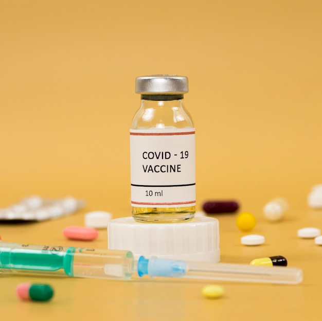 Foto vorderansicht des coronavirus-impfstoffs mit spritze