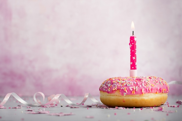 Vorderansicht des Donuts mit beleuchtetem Kerzen- und Kopienraum