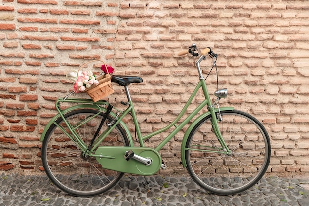 Vorderansicht des Fahrrads mit Blumenkorb