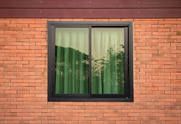 Vorderansicht des Fensteräußeren auf Backsteinmauer