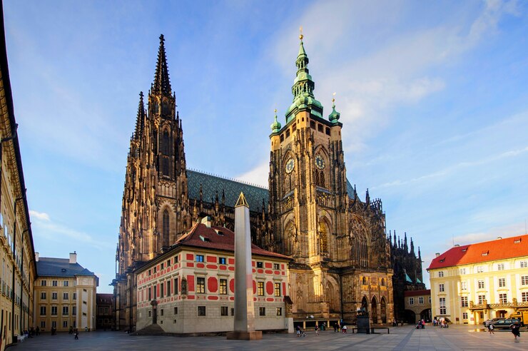 Vorderansicht des Haupteingangs zum St.-Veits-Dom in der Prager Burg in Prag, Tschechien